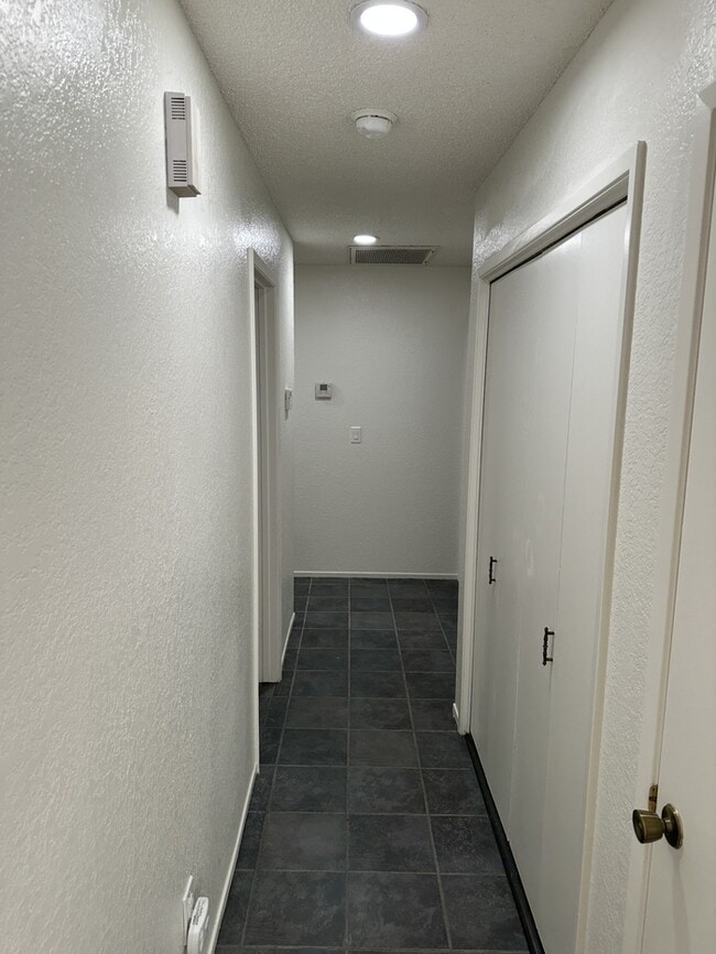 Building Photo - Modesto 3 Bed 2 Bath 2 Car Garage HOA Swim...