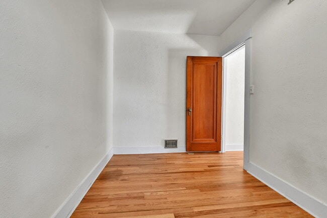 Building Photo - $2,600.00, 1 bed + non-conforming room, 1 ...