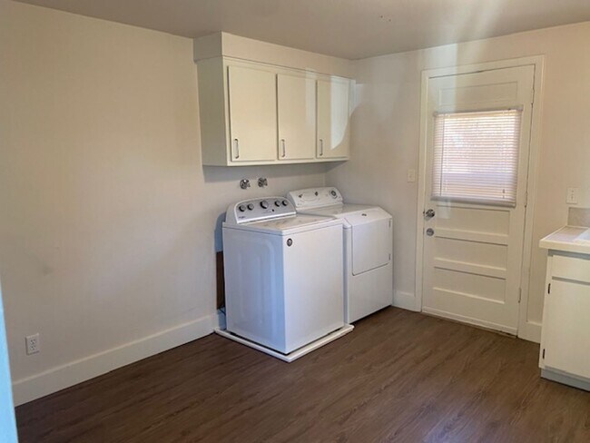 Building Photo - 1 Bedroom & 1 Bath Duplex