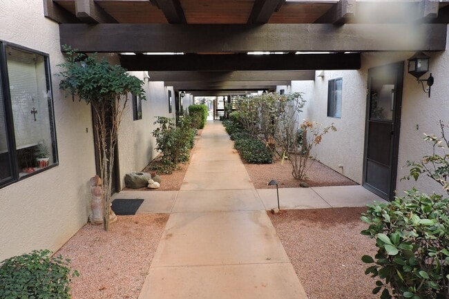 Building Photo - 65 Verde Valley School Rd