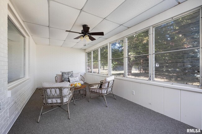 Building Photo - 205 W Glen Ave