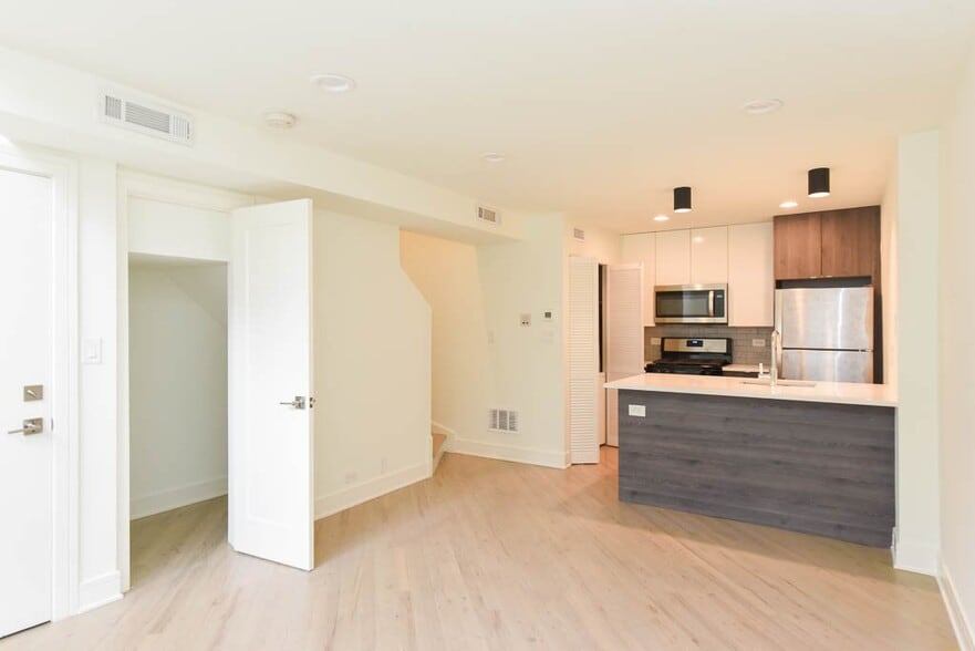 Building Photo - 949 W Grace St