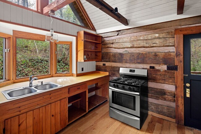 Building Photo - Sovereign Oaks Cabin