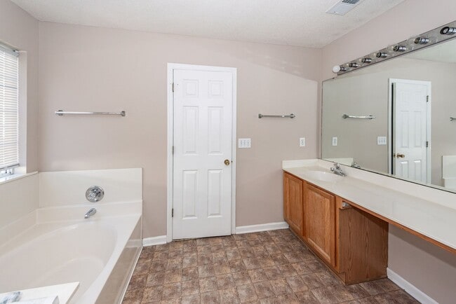 Building Photo - 3 Bedroom, 2 Bathroom Home in Whitehall - ...