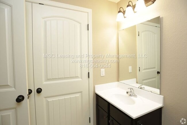 Building Photo - Eagle Creek Townhomes: Welcome spring with savings - $500 rent credit - Ask how!