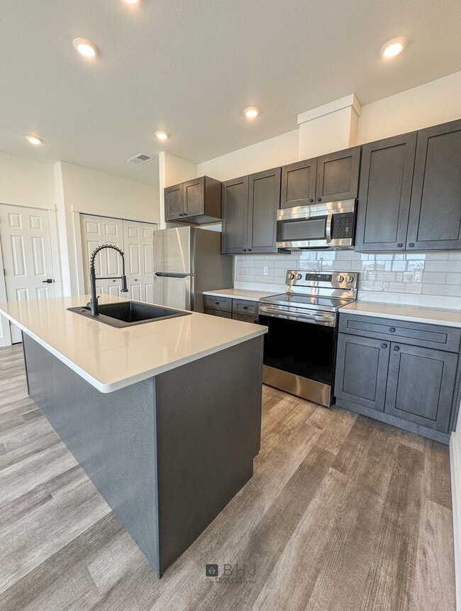 Building Photo - BRAND NEW Pet Friendly 2 bed/ 2 bath apartment!