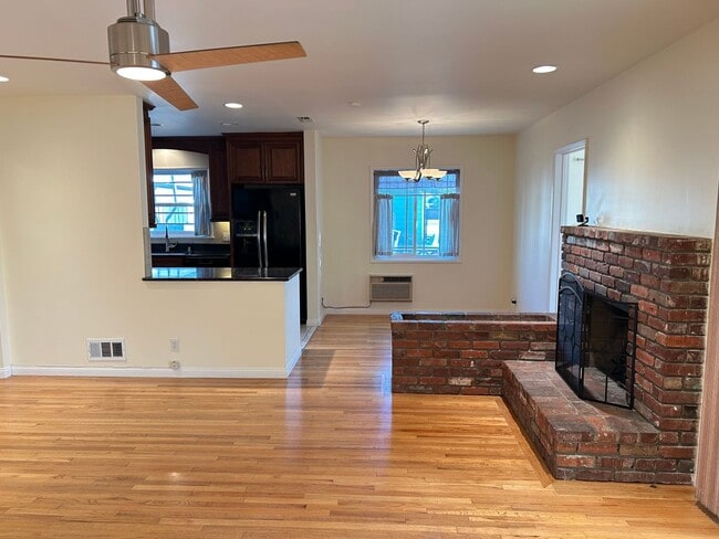 Building Photo - Adorable 5 Bedroom 3 Bathroom Orange Home Near Old Towne!