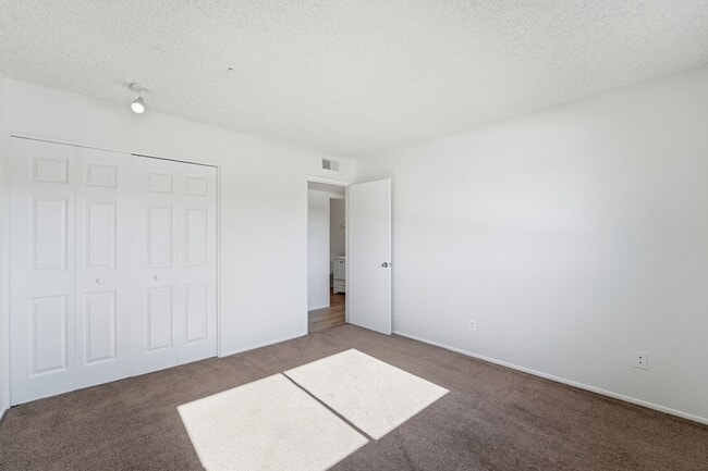 Building Photo - Beautiful 3-Bedroom Townhome in Northern Manor West