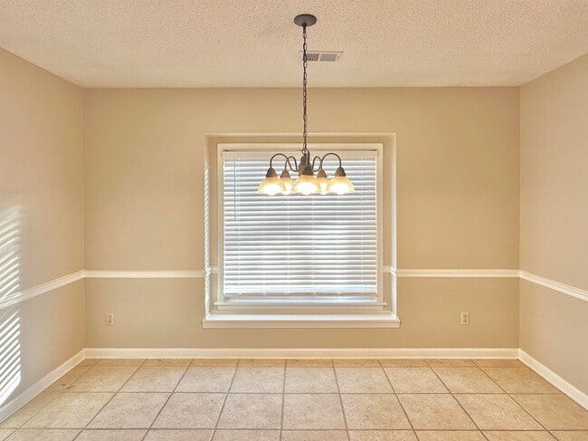 Building Photo - 7475 Kingsland Dr