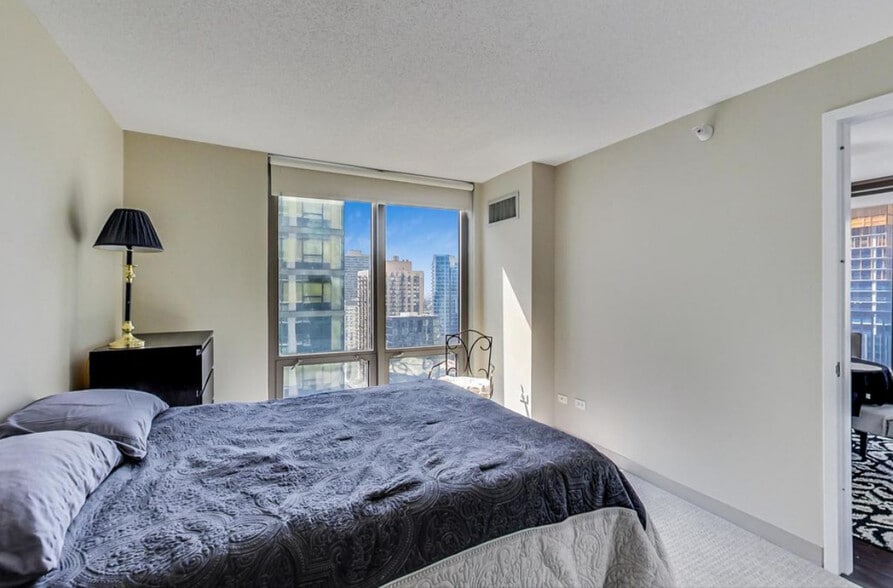 Secondary bedroom - 2 E Erie St