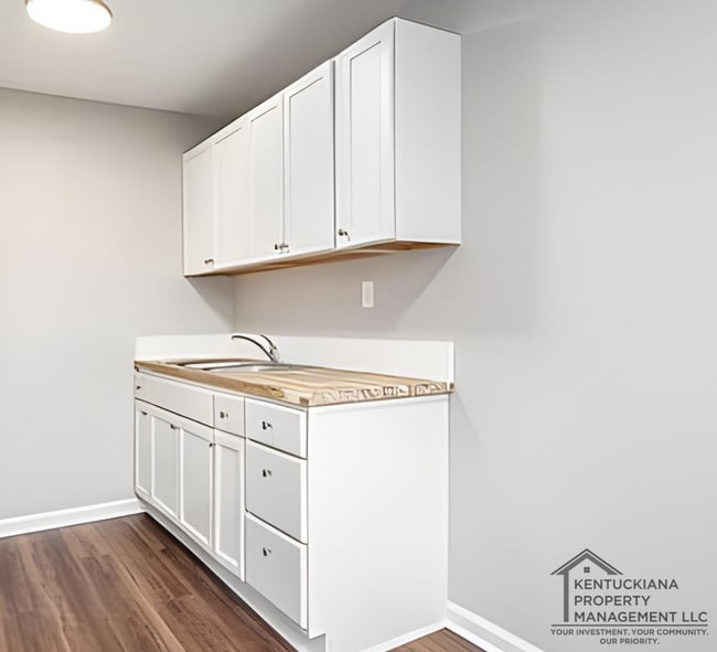Building Photo - Renovated Spacious 2BR Apartments Near UofL & Churchill Downs!
