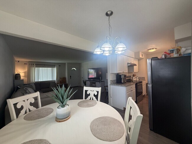 Building Photo - 3 bedrooms, 2-bathroom home with pool in Visalia, CA!