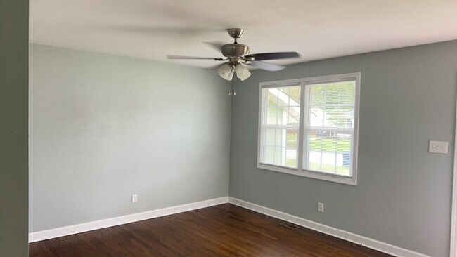 Building Photo - 3 bedroom 1.5 bathroom