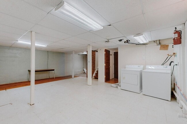 Building Photo - 212 Mesa St SE