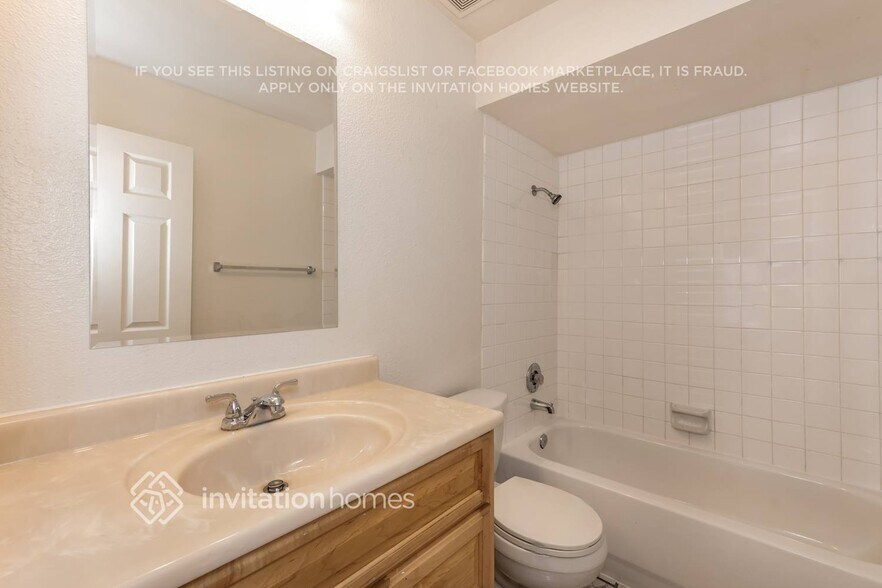 Building Photo - 346 Fuente Dr
