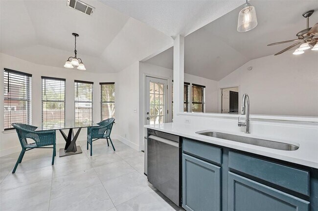 Building Photo - 610 Basil Dr