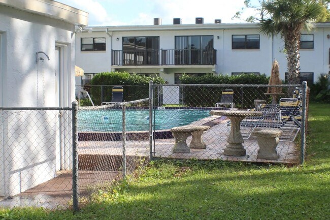 Building Photo - Charming 2BR Condo in Daytona Beach