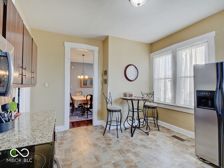 Building Photo - 345 E King St