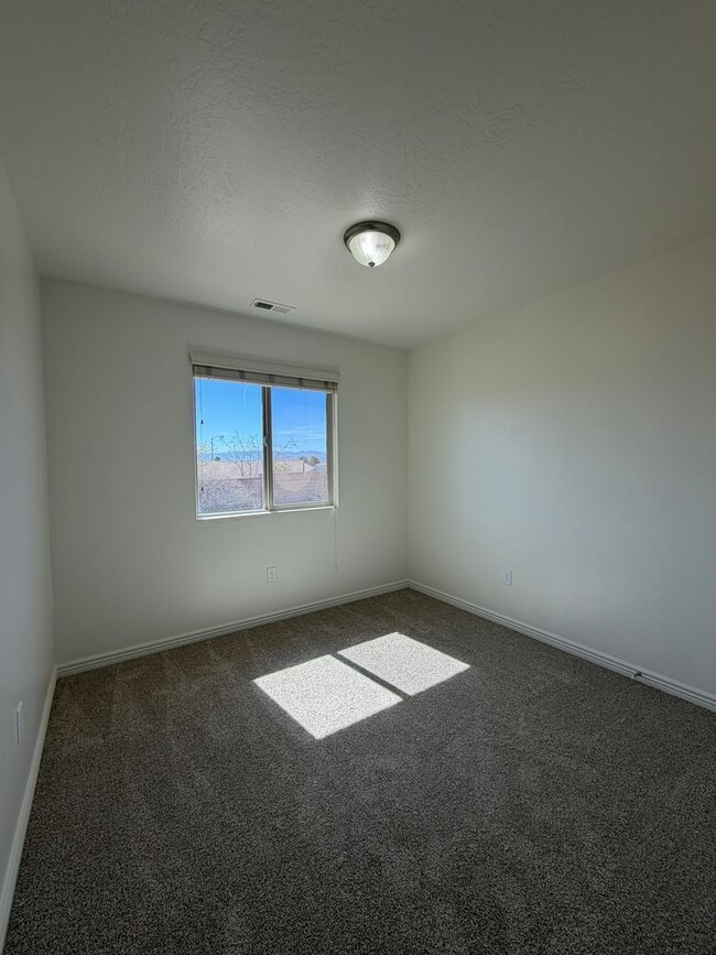 Building Photo - Remodeled 3 Bed / 2.5 Bath Townhome in Great Location