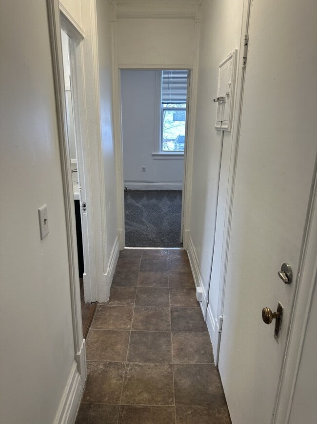 Building Photo - "Charming Studio Retreat on East 3rd Street – Your Cozy Duluth Escape!"