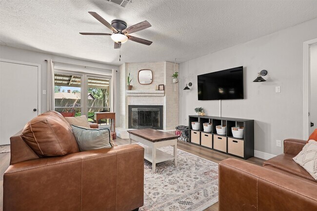 Building Photo - 1819 Meadow Creek Dr