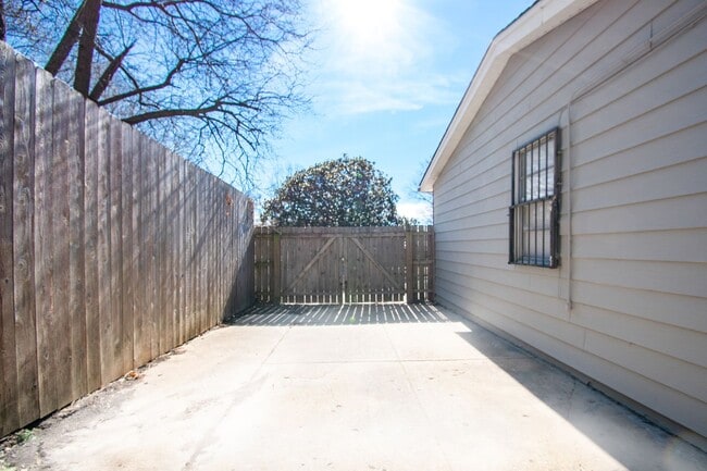 Building Photo - Renovated Rental in Westwood