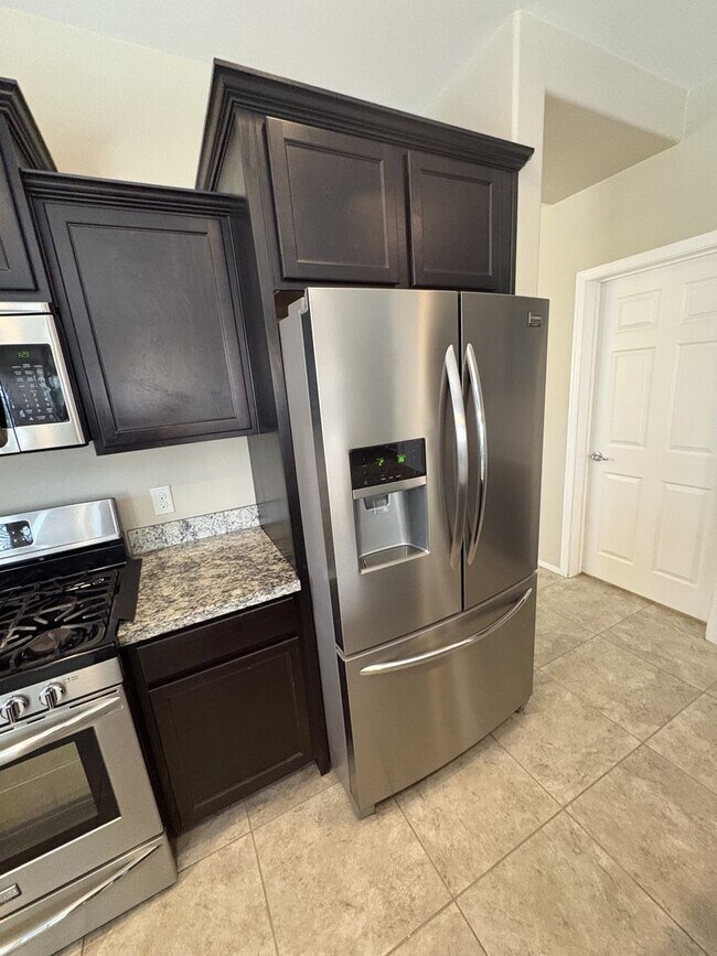 Building Photo - 4 bedroom plus Den 3 car garage with sparkling pool Vail School District