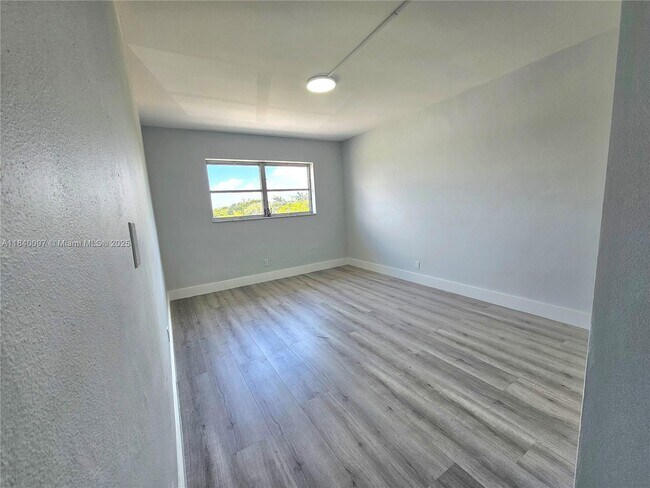 Building Photo - 1490 NW 43rd Ave