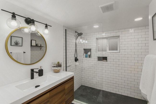 Building Photo - 3 bedroom, 2 bath gorgeous home now available by Mt. Tabor Park in SE Portland!
