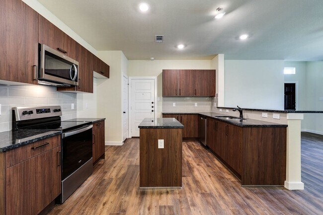 Building Photo - AVAILABLE NOW! GORGEOUS 4 BEDROOM DUPLEX L...