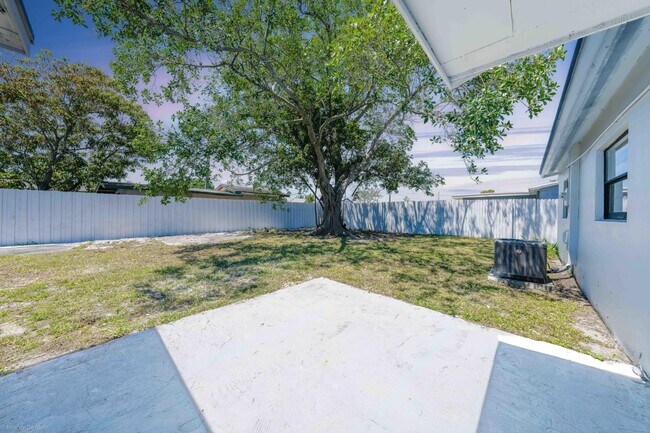 Building Photo - 510 SW 13th Pl