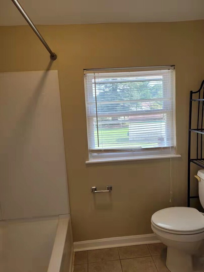 Building Photo - 520 Williamsburg Rd