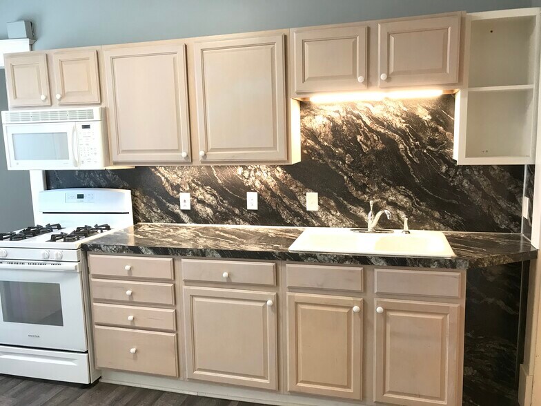 Building Photo - 128 Luton Ave SE