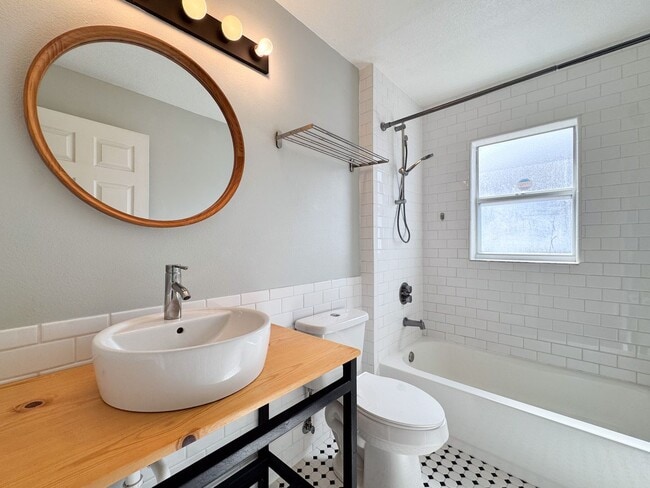 Building Photo - Beautifully upgraded 3/2 with double car garage!