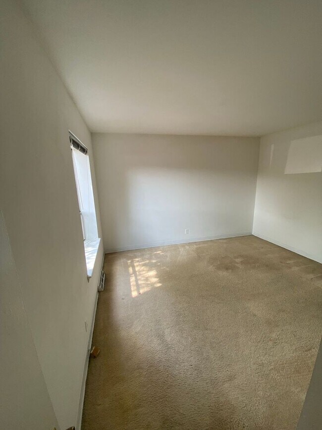 Building Photo - One Bedroom Apartment at Arlington Court