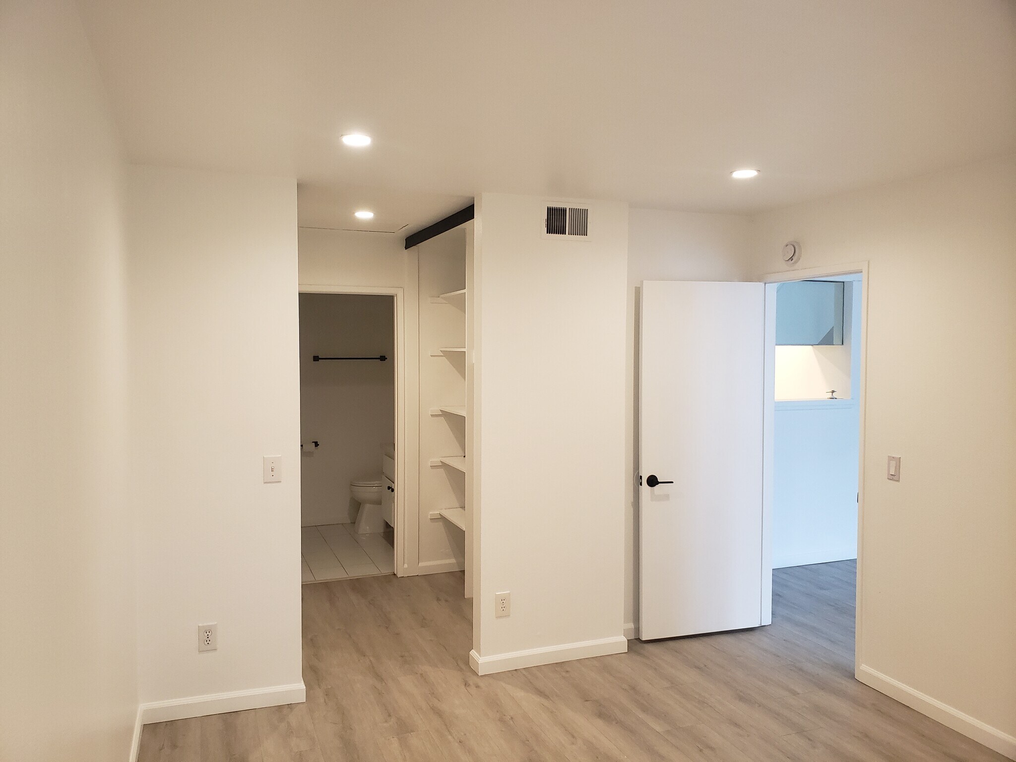 Building Photo - 2323 Huntington St