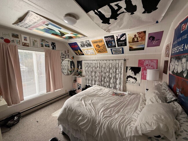 Building Photo - PRELEASING: 4 bdrm/1bath Sunny York Neighborhood home!