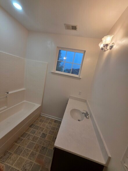 Building Photo - 730 Lacy Oak Dr