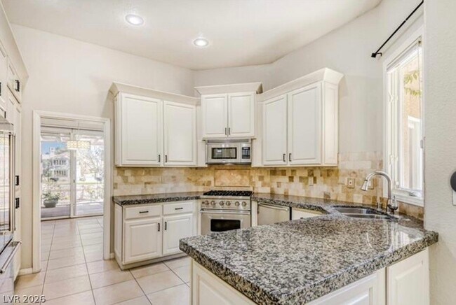 Building Photo - 8243 Round Hills Cir