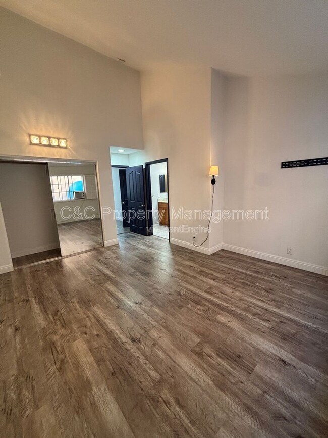 Building Photo - 533 W 23rd St
