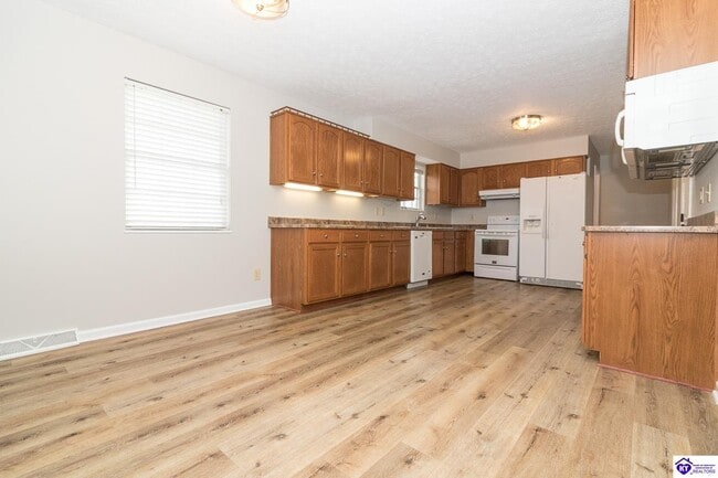 Building Photo - 214 Eagle Way