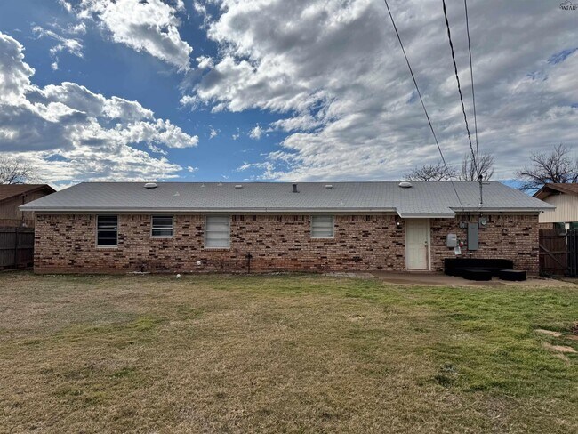 Building Photo - 4035 Hooper Dr