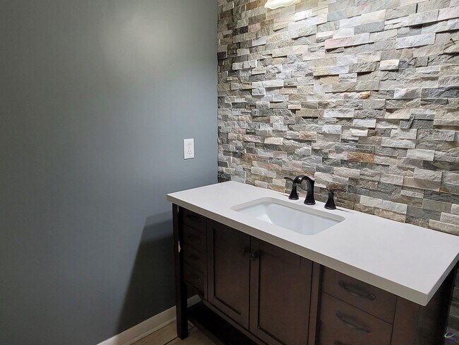 Building Photo - 211 Somerset Dr