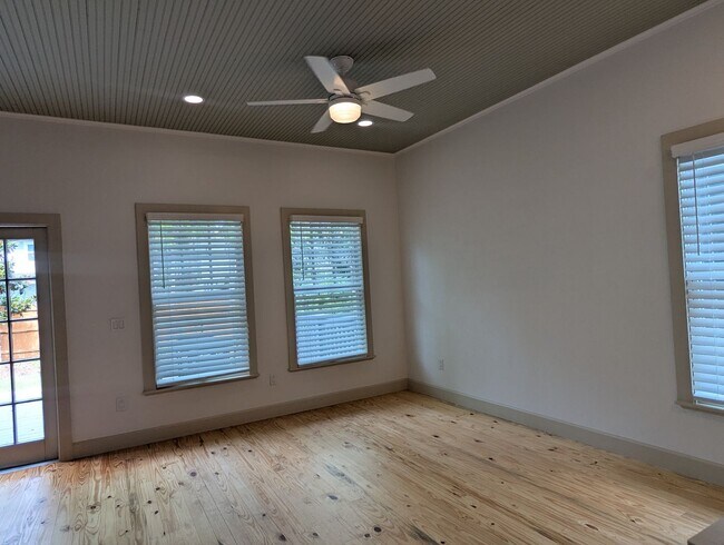 Building Photo - Stunning Fully Renovated 3-Bedroom, 2-Bathroom Cottage-Style Home