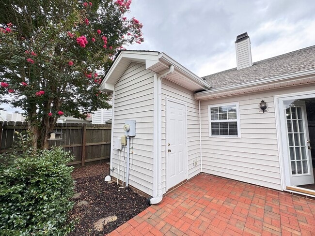 Building Photo - 2BR 2BA One Level Townhome with Garage