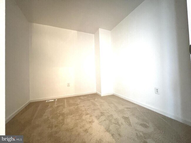 Building Photo - 4971 Clarendon Terrace