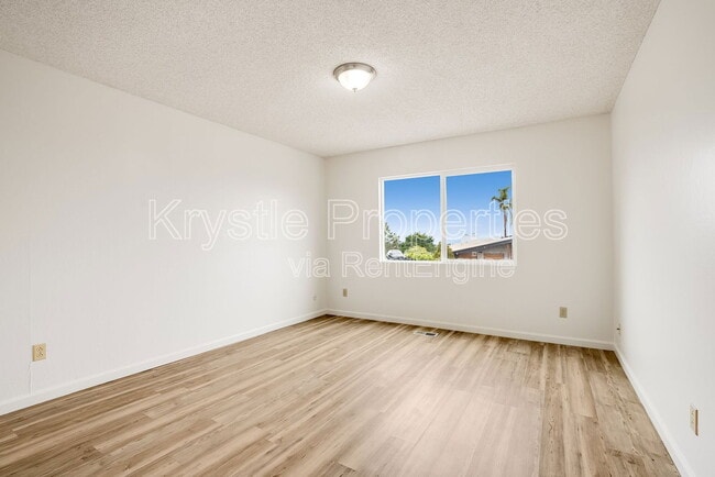 Building Photo - 12 Elna Dr