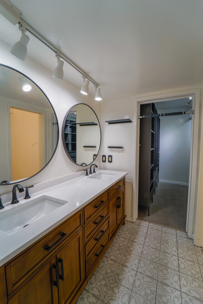 Building Photo - 320 Vía Casitas