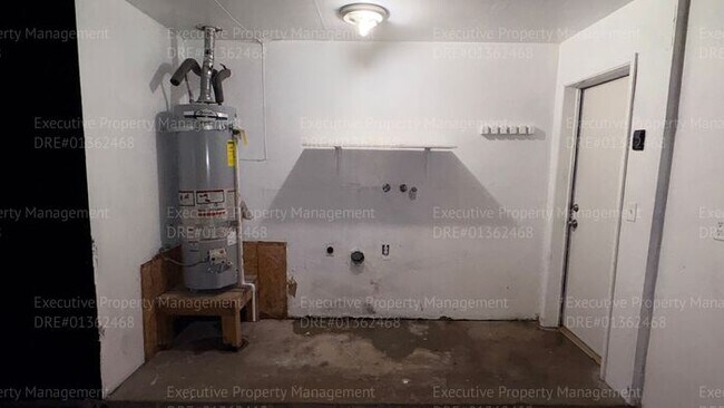 Building Photo - 3 bedroom/ 2 bathroom home nestled in a cul-de-sac.