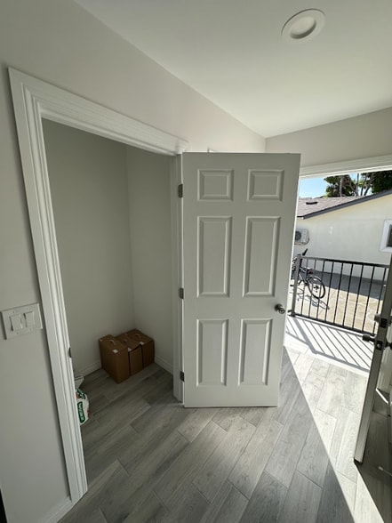 Building Photo - 4064 E 60th St